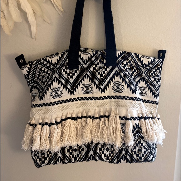 🤍🖤 Aztec Weekender - Picture 1 of 7